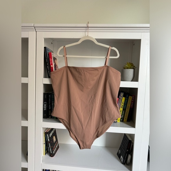 Skims NWT nude stretch compression classic layering bodysuit tank top viral - Picture 1 of 4
